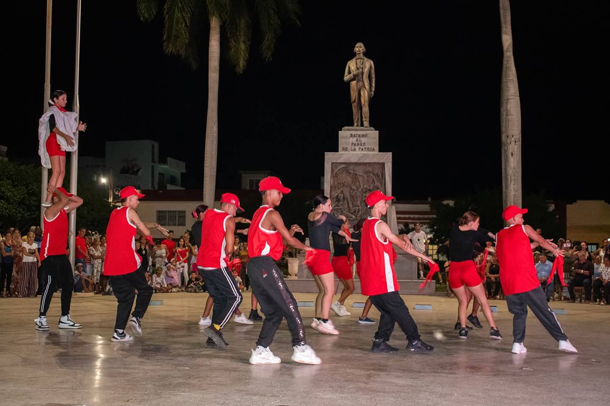 🕺🏻🩰Orgullo de #Camagüey, por tercer año fueron galardonados los bailarines de Nuevitas en el Evento Nacional #Cubaila.
El certamen celebrado en Granma demostró que la guía de la profesora Marianela González Logan y el talento del equipo rindieron frutos. 
#CubaEsCultura