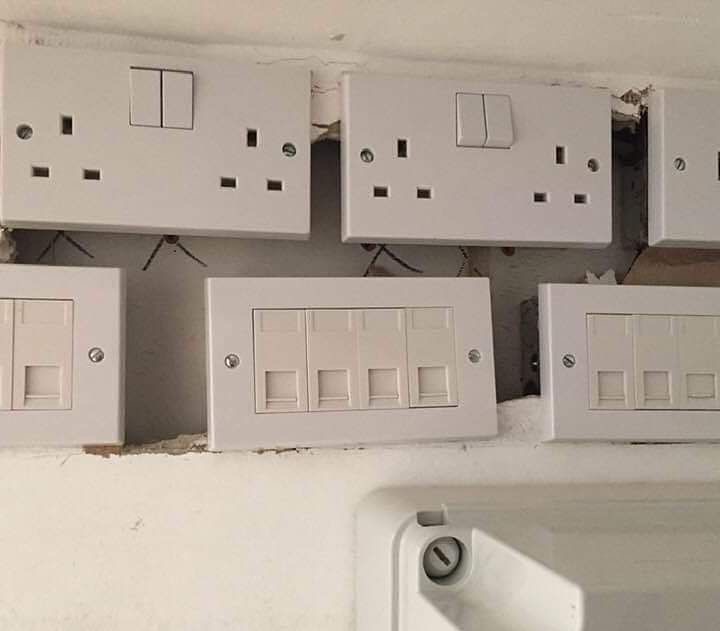 DecoratorsU's tweet photo. What am I supposed to do with this?? Absolutely ridiculous
#plugsockets #decorator https://t.co/5S4yw9ULU8