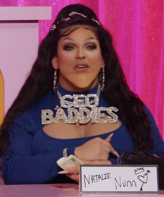 kweenkiernan's tweet photo. I know I’m late to the party (and I can’t read her on Instagram cause she’s weak sauce and blocked me🤷‍♀️) but what in the HELL is this (lack of) blending job🤣🤣🤣 for someone who constantly critiques other queens paint🤦‍♀️ she apparently couldn’t see over that harsh ass line lmao https://t.co/RJlugNXSHC
