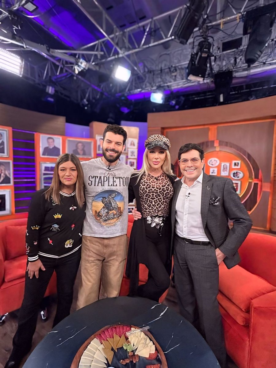 OliviaCollinsMX's tweet photo. Gracias a “Con permiso” por el espacio tan lindo ✨ Fue un gusto compartir y platicar con ustedes. ¡Siempre es un placer! 💖
#teamcollins #oliviacollins #collilovers https://t.co/SyTr8qYIqP