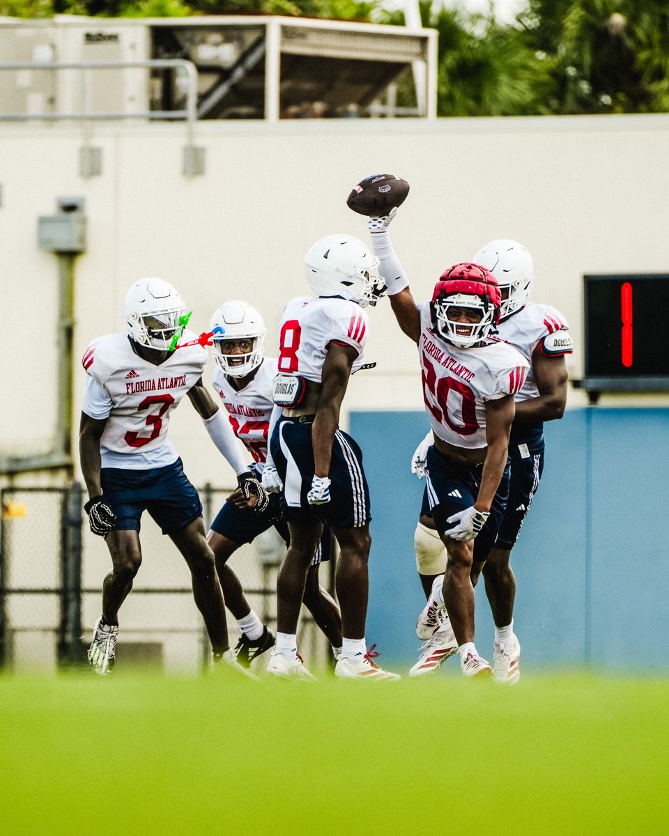DrewScuilla's tweet image. It’s time to close out this roster breakdown with the defense.

A new coordinator. Ten new starters.
Written off by the media before a snap has been played.

No one’s expecting much. That’s exactly why they might be dangerous.

THREAD 🧵

#FAU #ATFA #WIP🏝️ #CollegeFootball