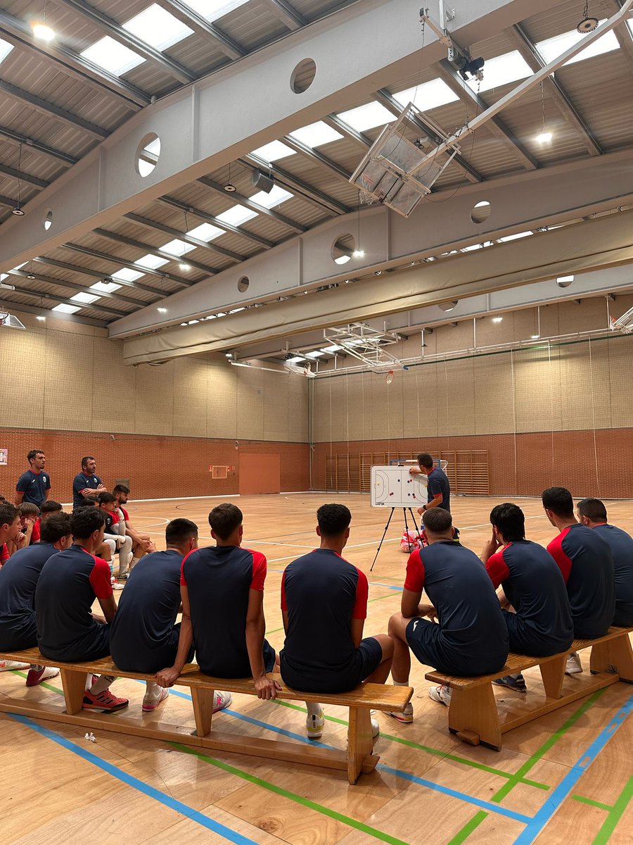 CDLeganesFS's tweet photo. 🙌🏼 Nuestro Primer Equipo ya está en marcha.  

Arrancó la pretemporada con 5 incorporaciones y las pilas cargadas para una temporada ilusionante.  

Trabajo, compromiso y muchas ganas de crecer.  

¡Esto ya ha empezado!  
#LuchaFuerzaSacrificio ❤️🤍 https://t.co/FNg5E74ddn