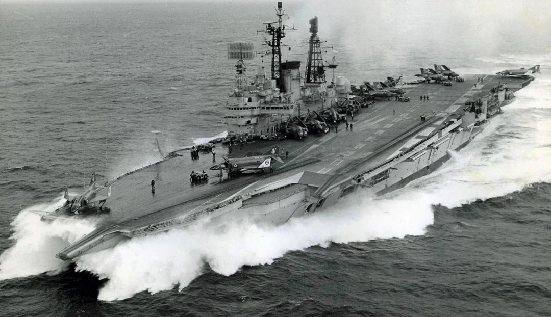 In 1979 the last Royal Navy 'conventional' carrier HMS ARK ROYAL decommissioned. Despite calls to preserve her, in 1980 she was scrapped. This thread covers the previously little known story of the attempts to preserve her as a museum ship in Greenwich... /1