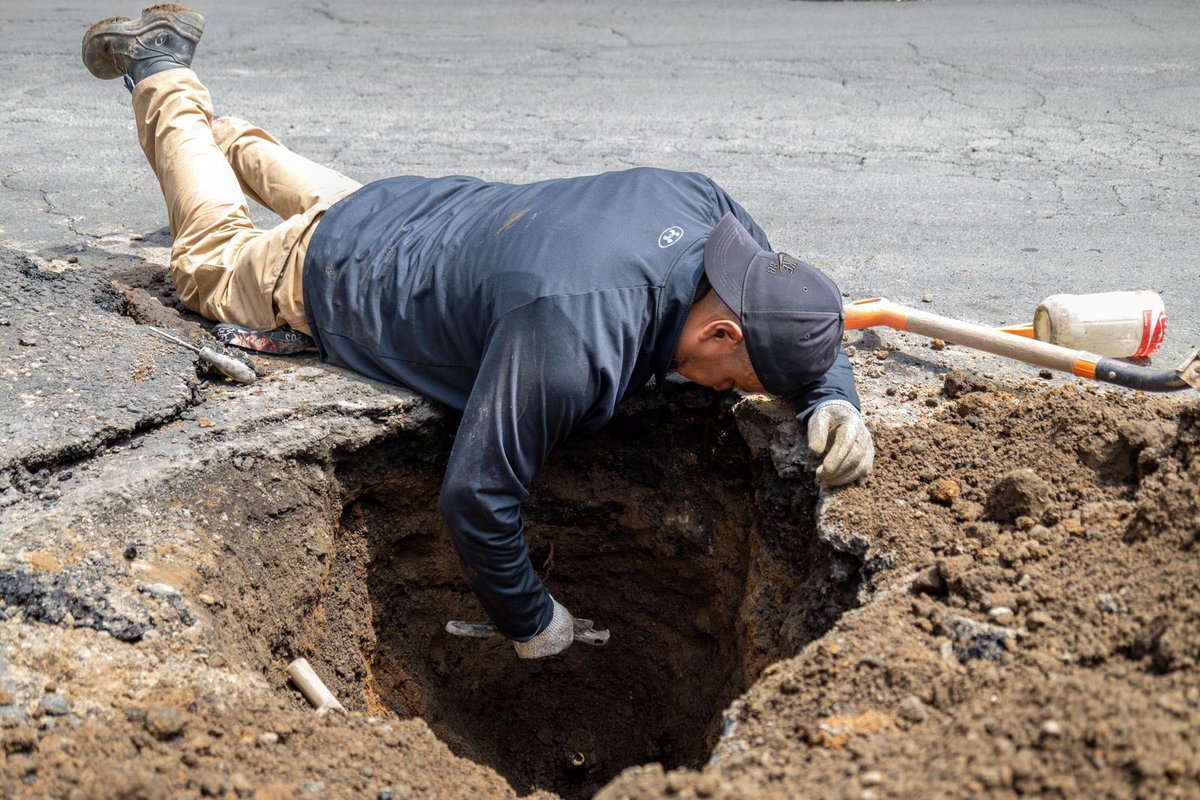 Llevamos a cabo los trabajos de reparación de una fuga ubicada en calle El Oro, colonia Tlalnemex.📍

A partir de esta acción, el suministro de #agua potable comenzará a restablecerse de manera paulatina en la zona. 💧

#Tlalnepantla #NuestraCiudad
#CompromisoQueFluye