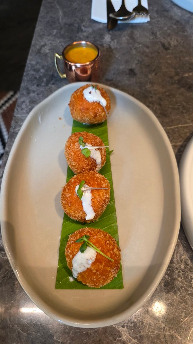 اهلاوسهلا من مطعم Rang دبي مول 
جلسات داخلية خارجية للكل 
طلبنا
سلطة شنتي سيزر ٥٢درهم
كرات بتر تشكن ٤٩درهم
ماسالا فرايز ٣٩درهم
باو بتر تشكن ٤٨درهم
سجنتشر بتر تشكن ٦٥درهم
٢ خبز نان ٢٢درهم
متون برياني ٧٤درهم