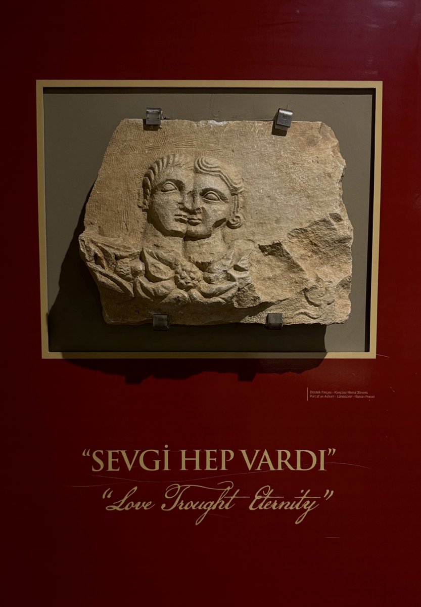 bugün alanya arkeoloji müzesinde bu roma dönemi aşıklar heykelini gördüm. altındaki yazıyla birlikte çok hoşuma gitti. evet sevgi hep vardı. diller, dinler, tarihler değişti ama o his değişmedi. aşk çok yüce bir duygu.
