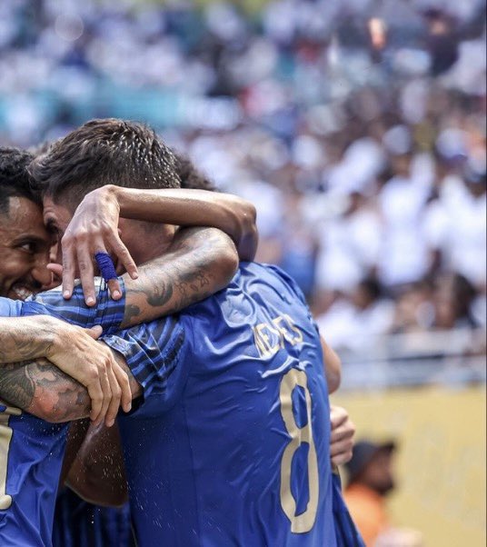 أُغالِبُ فيكَ الشَوقَ وَالشَوقُ أَغلَبُ ياهلال💙