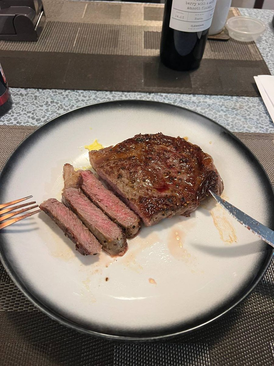 LKaiLILI's tweet image. The perfect steak and wine pairing to satisfy every taste bud. A simple lunch, yet the most beautiful enjoyment. 🥩🍷 #FoodTime #SteakLovers #RedWinePairing