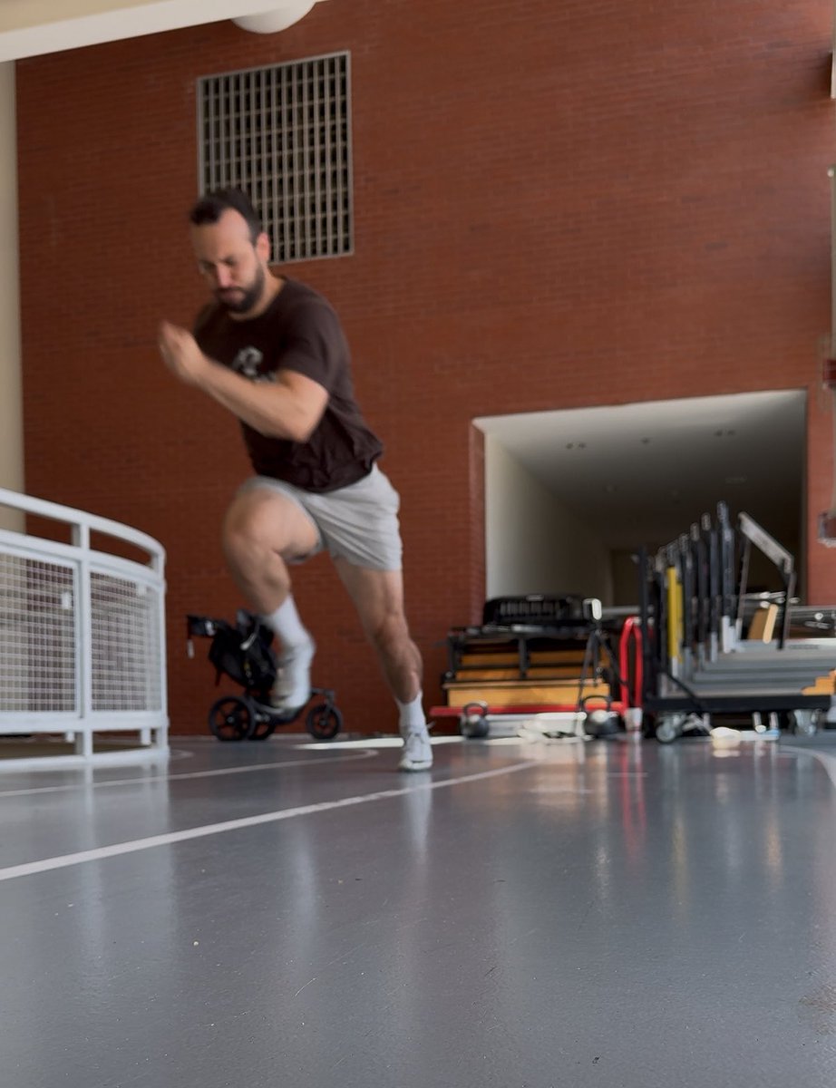 Want to improve your speed as a team sport athlete?

Here are 6 aspects you need to include in your weekly programming to improve both acceleration &amp; max velocity.

Let’s go ⬇️ 🧵