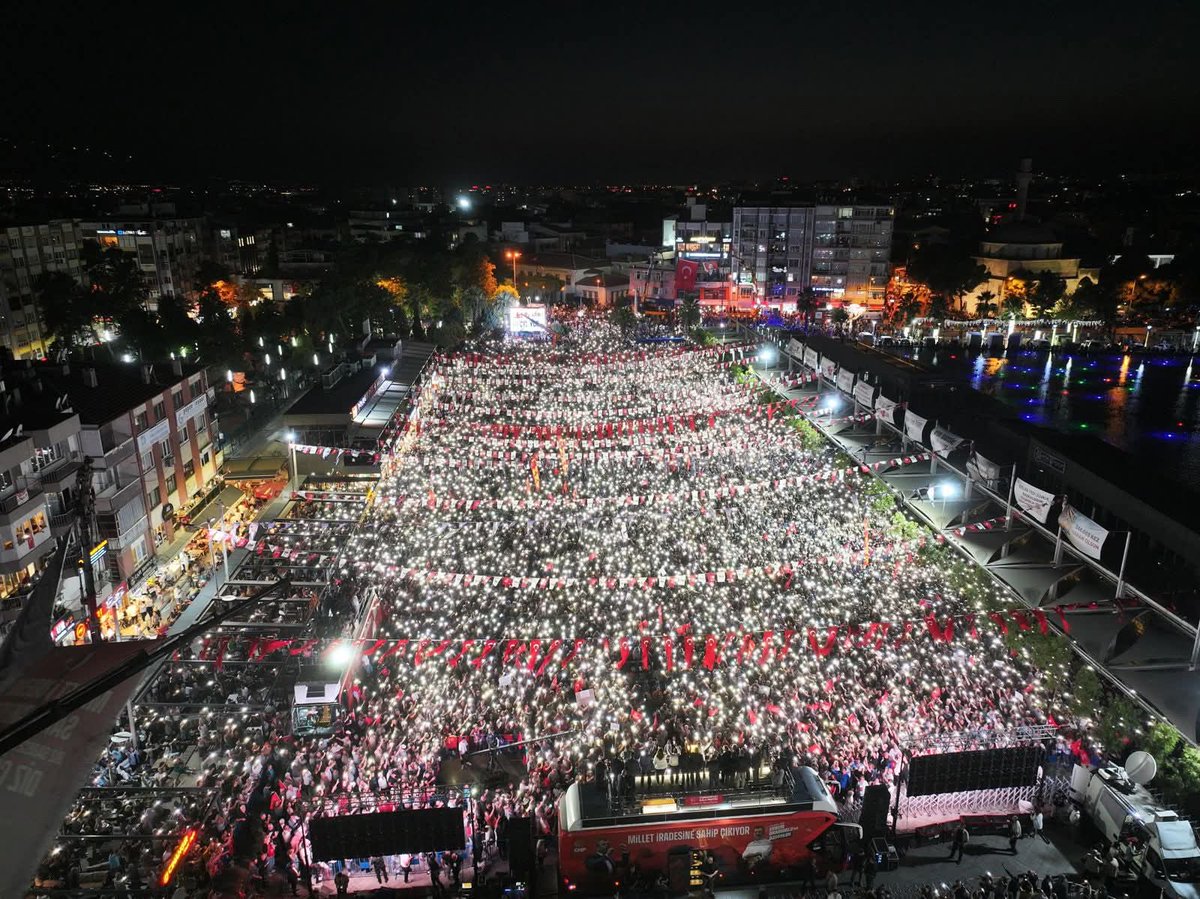 📍Aydın 

Genel Başkanımız Sayın Özgür Özel'in öncülüğünde, "Millet İradesine Sahip Çıkıyor" mitinginde Aydın'ın gerçek efeleriyle buluştuk.

Milletin iradesine sahip çıkanlara, adaletin yanında dimdik duranlara, boyun eğmeyenlere ve diz çökmeyenlere selam olsun!