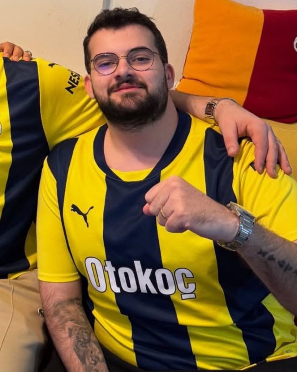 Fenerbahçe - Benfica maçında hayatını kaybeden yayıncı Jrokez anısına pankart hazırlanacak. 

(Yağız Sabuncuoğlu)