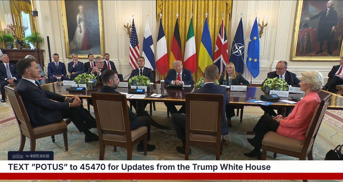 👀 Володимир Зеленський, Трамп та європейські лідери залишаються у Білому домі для продовження переговорів у іншому форматі.

Про це повідомив прессекретар президента України Нікіфоров.

Стало відомо, що Зеленський та Трамп обговорили гарантії безпеки для України й тристоронній