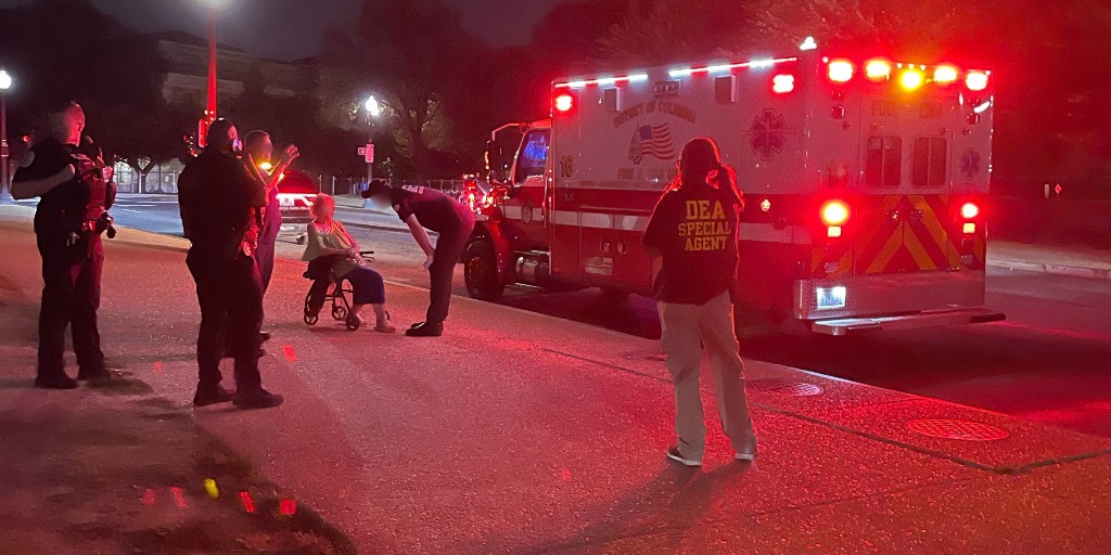 DEAHQ's tweet image. DEA Special Agents went above and beyond— assisting @usparkpolicepio officers and EMS in helping an 80-year-old woman who was reported missing. This is what true service looks like—stepping up when it matters the most. #MakeDCSafeAgain #ProtectandServe @WhiteHouse @TheJusticedept