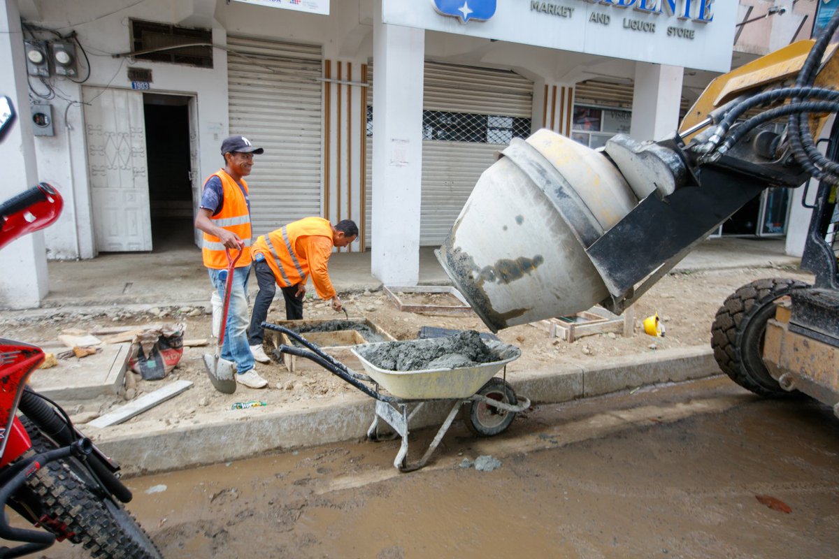 GustavoBarquetM's tweet image. #Babahoyo 
Se colocan nuevas tapas de alcantarillado de alta resistencia en la regeneración de Av. #GeneralBarona, calles transversales y lado residencial de la Av. 9 de Octubre
✅ Más seguras
✅ No reciclables
Trabajamos por nuestra gente
 #ObrasQueTransformanBabahoyo