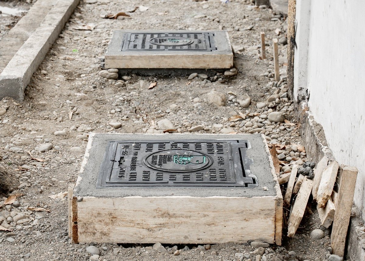 GustavoBarquetM's tweet image. #Babahoyo 
Se colocan nuevas tapas de alcantarillado de alta resistencia en la regeneración de Av. #GeneralBarona, calles transversales y lado residencial de la Av. 9 de Octubre
✅ Más seguras
✅ No reciclables
Trabajamos por nuestra gente
 #ObrasQueTransformanBabahoyo