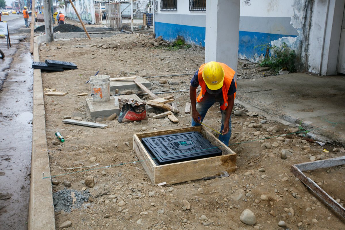 GustavoBarquetM's tweet image. #Babahoyo 
Se colocan nuevas tapas de alcantarillado de alta resistencia en la regeneración de Av. #GeneralBarona, calles transversales y lado residencial de la Av. 9 de Octubre
✅ Más seguras
✅ No reciclables
Trabajamos por nuestra gente
 #ObrasQueTransformanBabahoyo