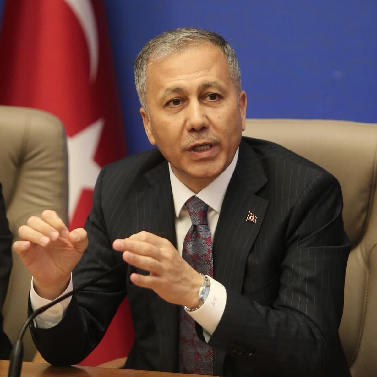 ajans_muhbir's tweet photo. Ali Yerlikaya: “Hiçbir organize suç lideri, Türkiye’de ellerini kollarını sallayarak gezemez.” https://t.co/Pwxj8QPl8f