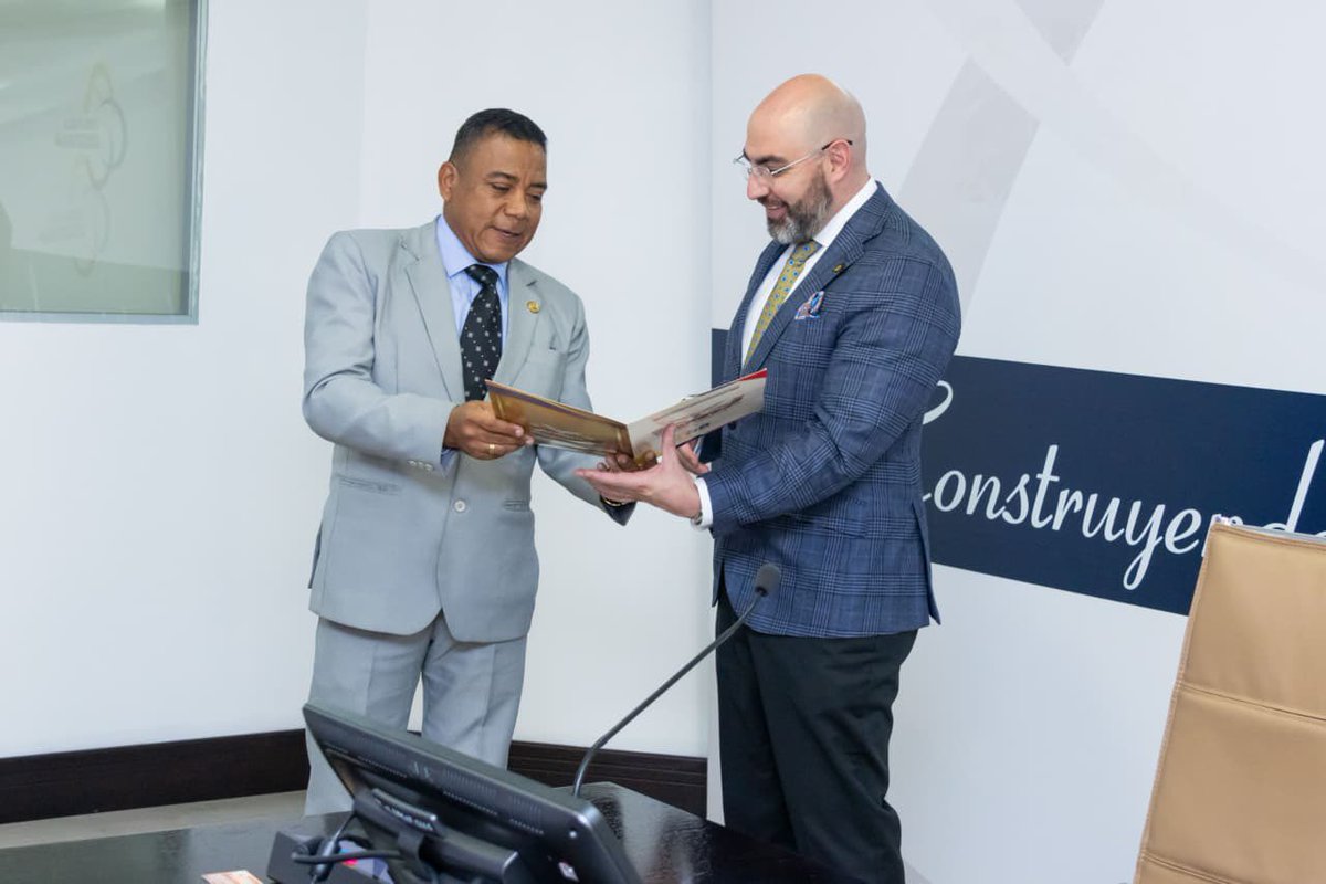 CJudicaturaEc's tweet photo. 🎖 | #Reconocimiento

El presidente del @CJudicaturaEc, @MarioGodoyEc, recibió una placa de reconocimiento por parte del Comité Ecuatoriano de Derechos Humanos y Sindicales, CEDHUS.

✅️ Tatiana Zambrano, representante de esa organización, expresó que con esta acción, se destaca el trabajo desempeñado por nuestra autoridad, así como por su aporte a la defensa y la promoción de los derechos humanos y la justicia en el país.🧵

#JusticiaResponsable ⚖️