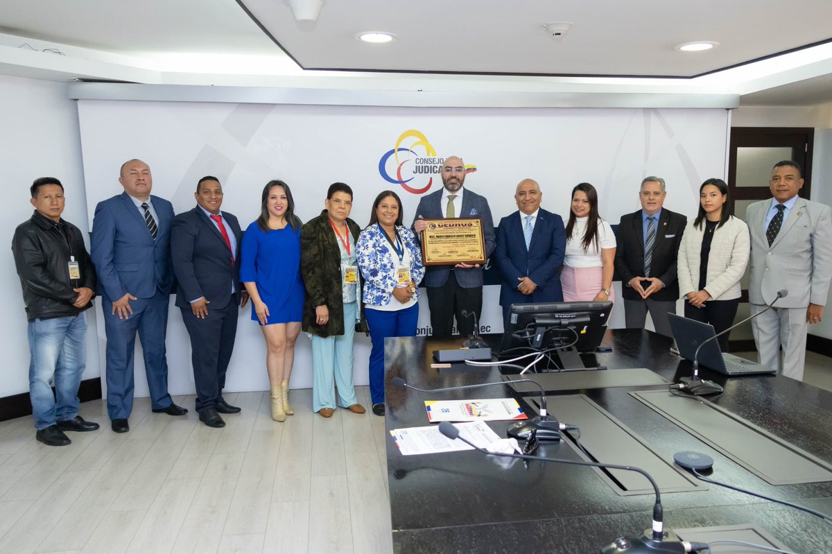CJudicaturaEc's tweet photo. 🎖 | #Reconocimiento

El presidente del @CJudicaturaEc, @MarioGodoyEc, recibió una placa de reconocimiento por parte del Comité Ecuatoriano de Derechos Humanos y Sindicales, CEDHUS.

✅️ Tatiana Zambrano, representante de esa organización, expresó que con esta acción, se destaca el trabajo desempeñado por nuestra autoridad, así como por su aporte a la defensa y la promoción de los derechos humanos y la justicia en el país.🧵

#JusticiaResponsable ⚖️