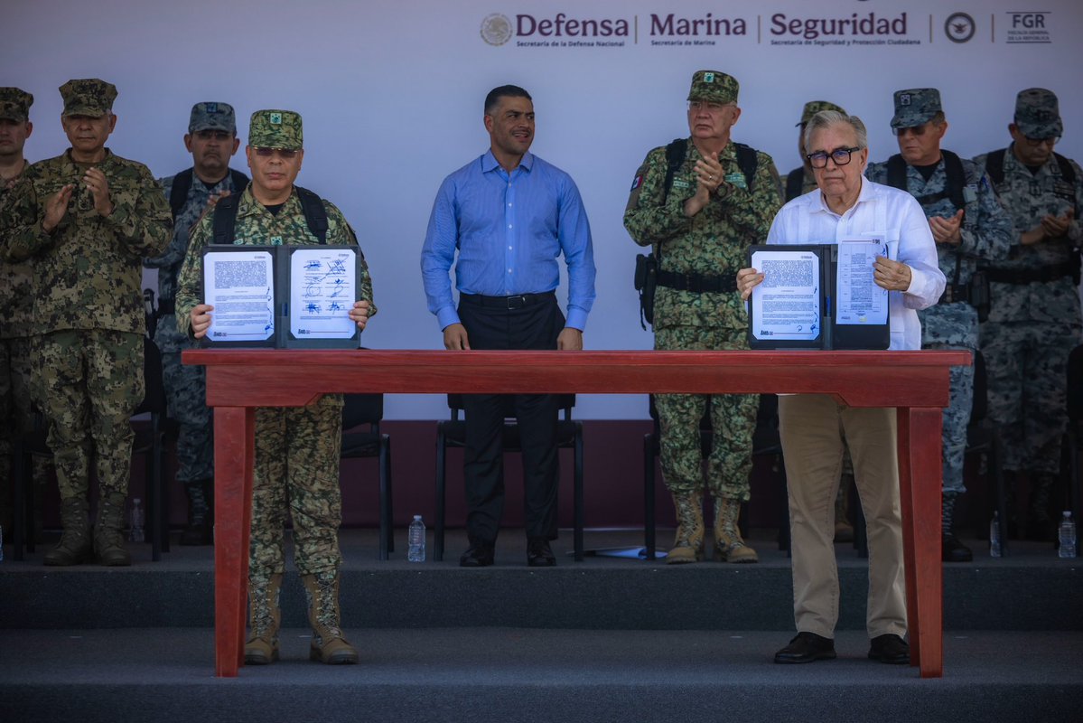Gobierno del Estado de Sinaloa (@sinaloagobmx) on Twitter photo El compromiso de la presidenta <a href="/Claudiashein/">Claudia Sheinbaum Pardo</a> en Sinaloa continúa con acciones concretas.
El gobernador <a href="/rochamoya_/">Rubén Rocha Moya</a> firmó un convenio con la Secretaría de la Defensa Nacional (<a href="/Defensamx1/">@Defensamx</a>) y el secretario <a href="/omargharfuch/">omar</a> para sumar 150 nuevos elementos que serán reclutados y El compromiso de la presidenta <a href="/Claudiashein/">Claudia Sheinbaum Pardo</a> en Sinaloa continúa con acciones concretas.
El gobernador <a href="/rochamoya_/">Rubén Rocha Moya</a> firmó un convenio con la Secretaría de la Defensa Nacional (<a href="/Defensamx1/">@Defensamx</a>) y el secretario <a href="/omargharfuch/">omar</a> para sumar 150 nuevos elementos que serán reclutados y
