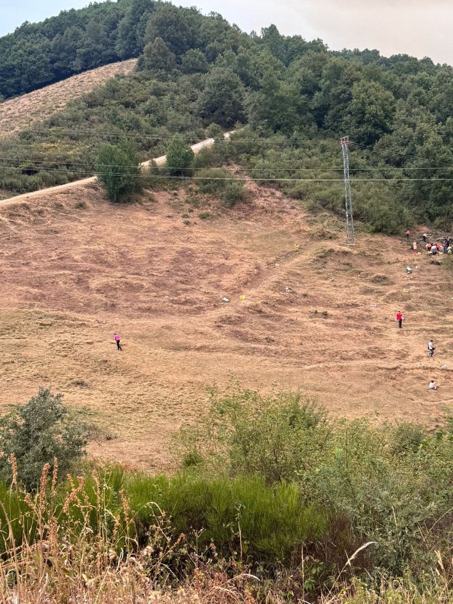 Cortafuegos hecho por los vecinos en Riaño. Como dice la canción Madera de Pendón de El Solito Trovador:
“Facenderas clandestinas regarán la tierra, y brotará entre los robles, madera de pendón”.
Por nuestras tradiciones, porque siempre supimos gestionar nuestro territorio.