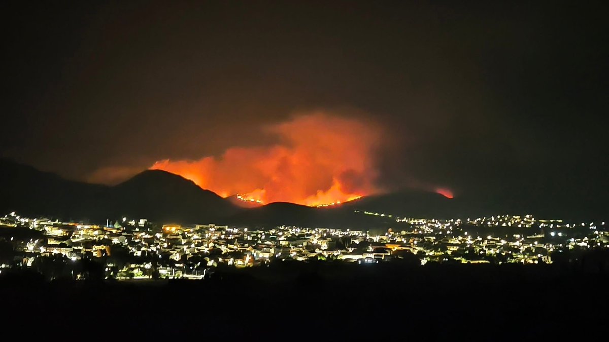Una noche larga la de hoy en Fabero. 
Foto de Luchi