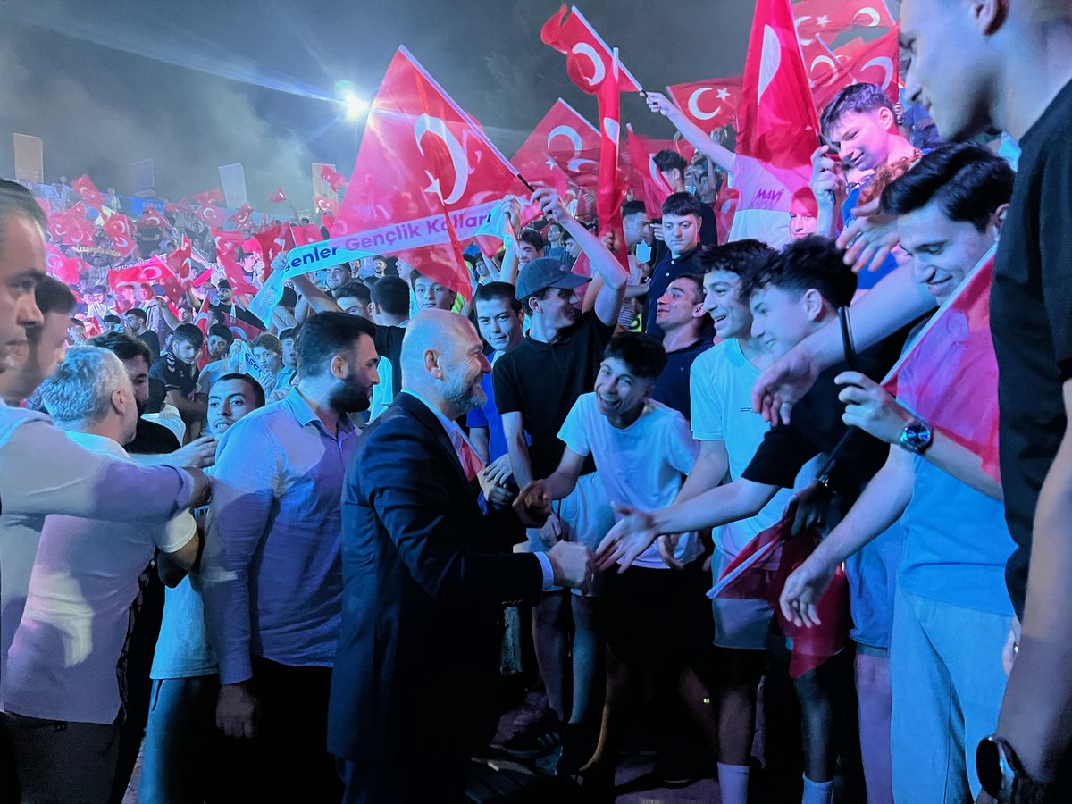 1 Gençlik Kampı 🔥

Keşan’da inanılmaz bir enerji vardı!
Gençlerimiz çok şanslı; çünkü Tayyip Erdoğan gibi vizyoner bir lidere sahipler.
Ama itiraf edelim… Tayyip Erdoğan da çok şanslı; çünkü yanında böyle azimli, inançlı ve capcanlı gençler var. 🙌

AK Parti İstanbul İl Gençlik