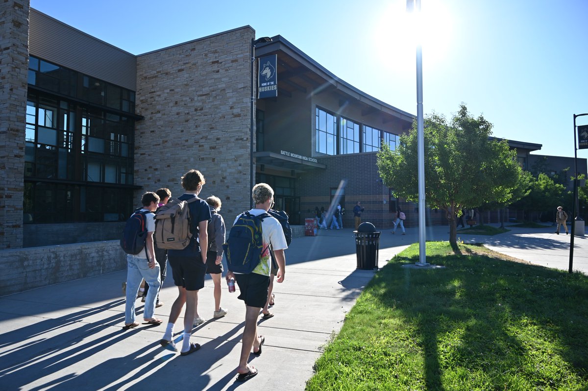 EagleCOSchools's tweet photo. ¡Un día de escuela terminado, nos faltan ciento setenta más! Gracias a todas y todos los que hicieron de nuestro primer día de clases un gran éxito.

📷: AES y BMHS https://t.co/qadphtsvvq