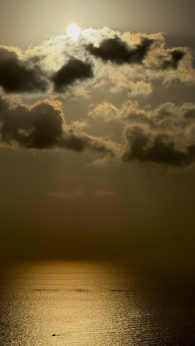 ağustos ayının son gün batımları akdeniz üzerinde usulca süzülürken insan sadece bu ana hapsolmak istiyor.