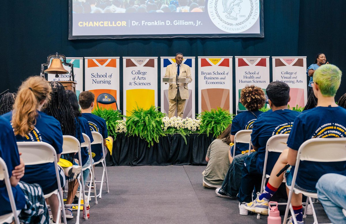 UNCGChancellor's tweet photo. More than 2,600 new students began their journey at @UNCG this week. Each has a unique story and contribution to the campus community. I enjoyed greeting them today at NAV1GATE and offering some words of encouragement. Spartans, help them feel at home! ๐๐
#Back2UNCG https://t.co/d7a9ddwn4N