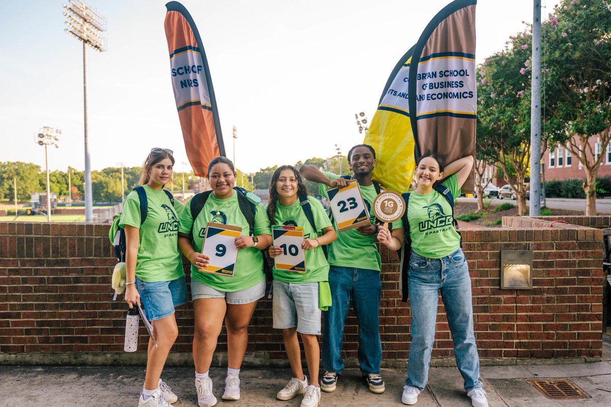 UNCGChancellor's tweet photo. More than 2,600 new students began their journey at @UNCG this week. Each has a unique story and contribution to the campus community. I enjoyed greeting them today at NAV1GATE and offering some words of encouragement. Spartans, help them feel at home! ๐๐
#Back2UNCG https://t.co/d7a9ddwn4N