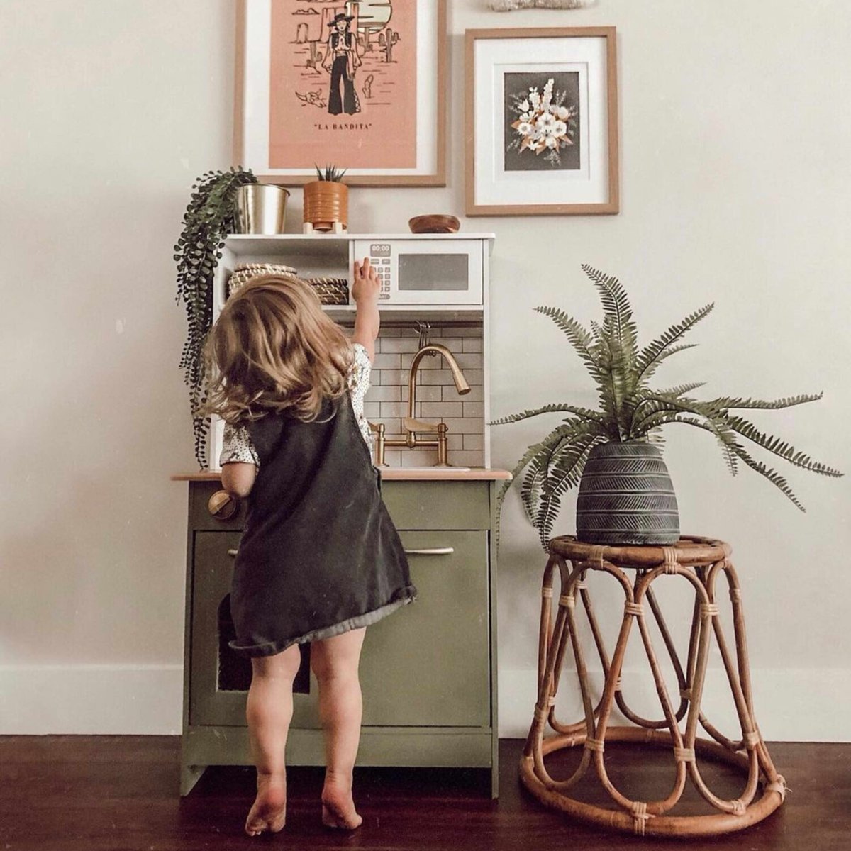 Whip up some fun with the TEAMSON KIDS LITTLE CHEF BOSTON MODERN KITCHEN PLAYSET in fresh white &amp; green! 🌿  Final sale — don’t miss out on bringing this modern kitchen home for your little foodie. 🥄 
#designhappy #teamson #teamsonkids #playkitchen #toys