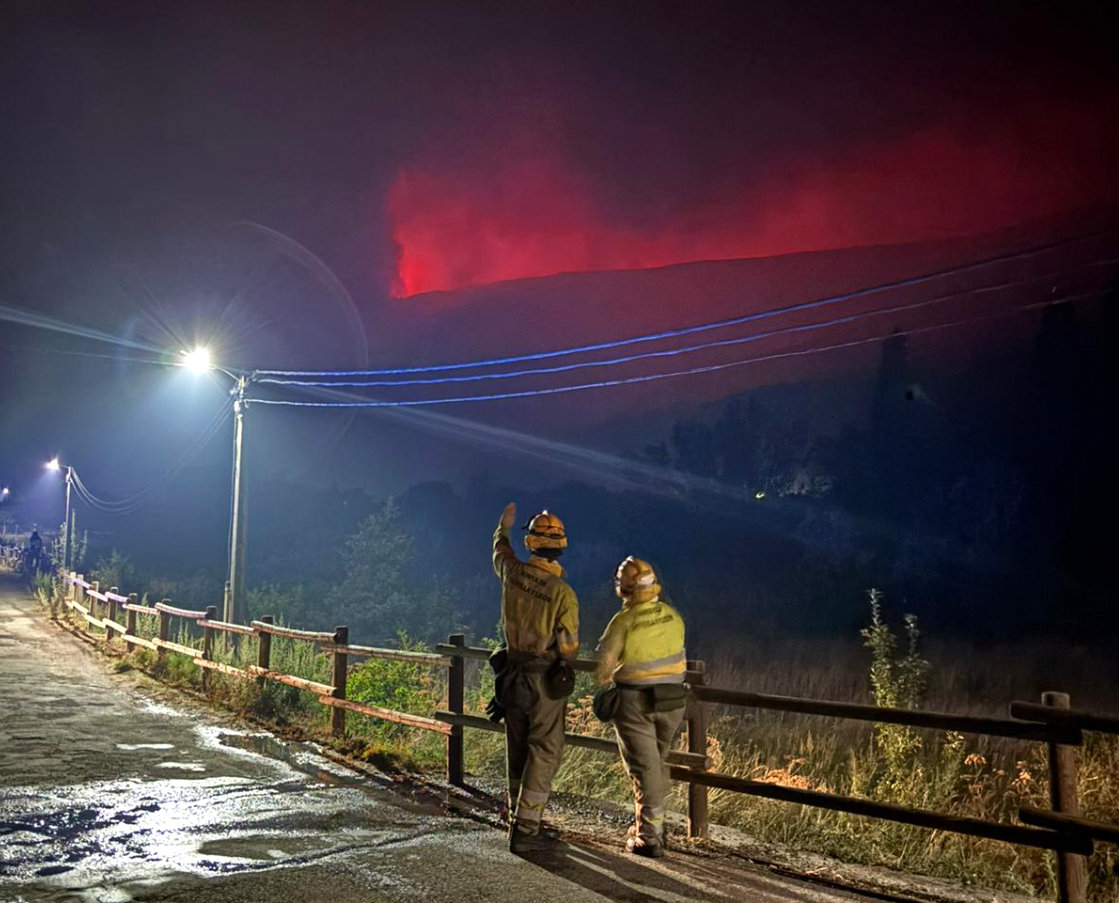 🛑🛑📷 Última hora | Vigo de Sanabria resiste: Objetivo frenar el avance del fuego. Dotaciones de bomberos del Parque de Zamora y de Diputación junto con la UME defienden el pueblo: “Nadie se moverá de aquí hasta que Vigo esté a salvo” #ifporto zamoranews.com/articulo/suces…