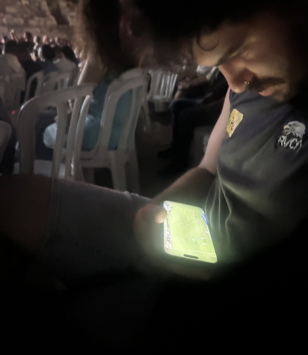 גם אתם רואים משחקים של בית״ר תוך כדי הופעה של אהוד בנאי?