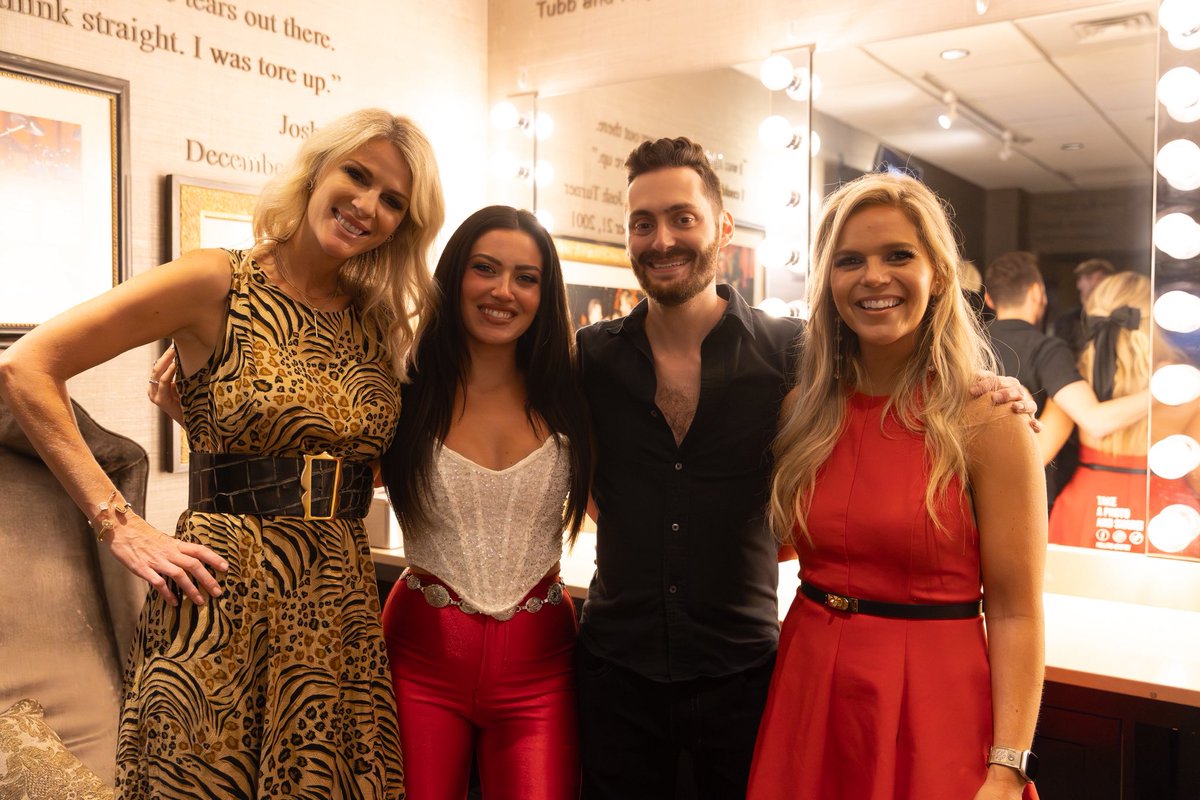 runawayjune's tweet image. Another unforgettable night in the circle✨ made extra special because our drummer, Dan Ainspan, made his @opry debut!
