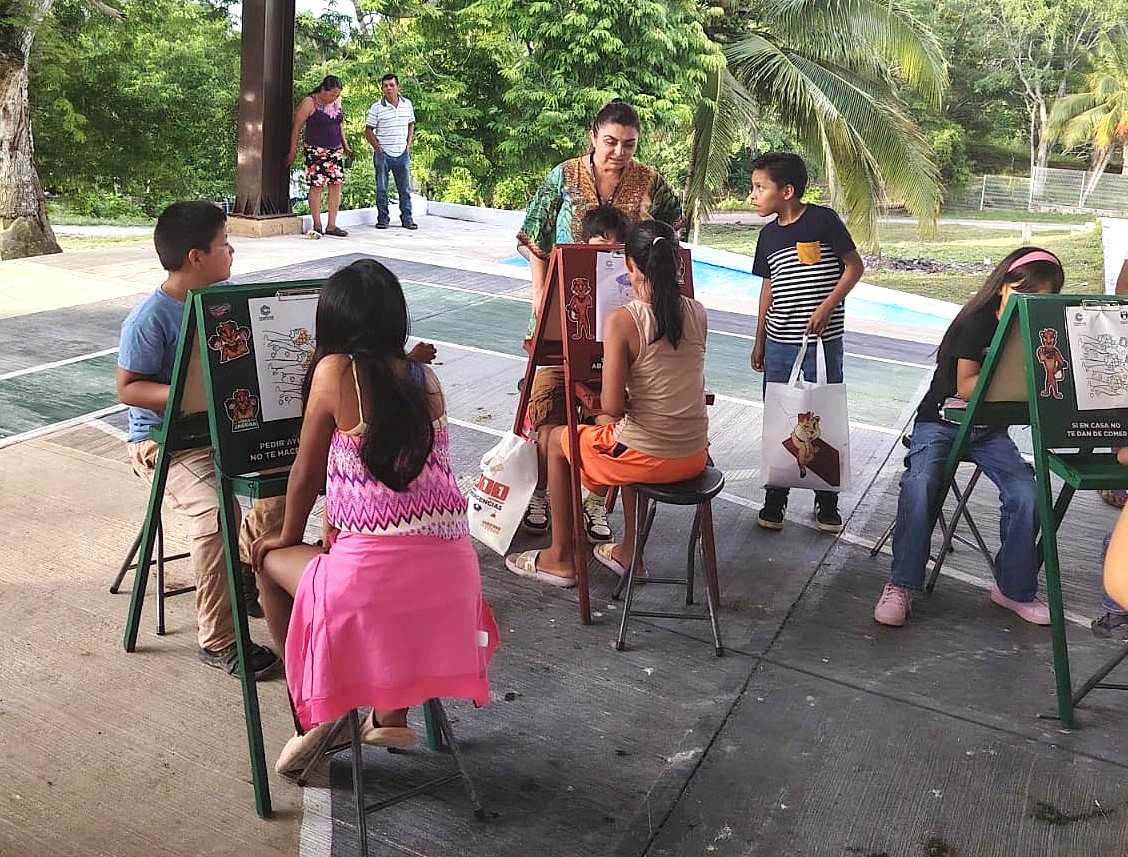 apicampeche's tweet image. 🚔A través de la Dirección de Vinculación de la #Apicam, participamos en la Estación de Prevención del Delito y Participación Ciudadana, que se llevó a cabo en la localidad de Los Ángeles, #Calakmul. ¡Seguimos sumando esfuerzos con la #SPSC por un Campeche seguro!