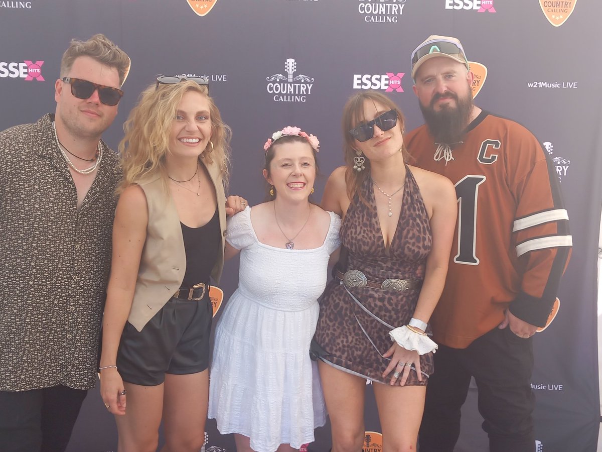Love this beautiful bracelet that Poppy from <a href="/firsttimeflyers/">FIRST TIME FLYERS</a> gifted me yesterday when I saw them at Country Calling Festival 🥹 It matched my outfit 🥰 they are the loveliest people and were so amazing live! I can't wait to see them again on their UK headline tour next month! 🥰