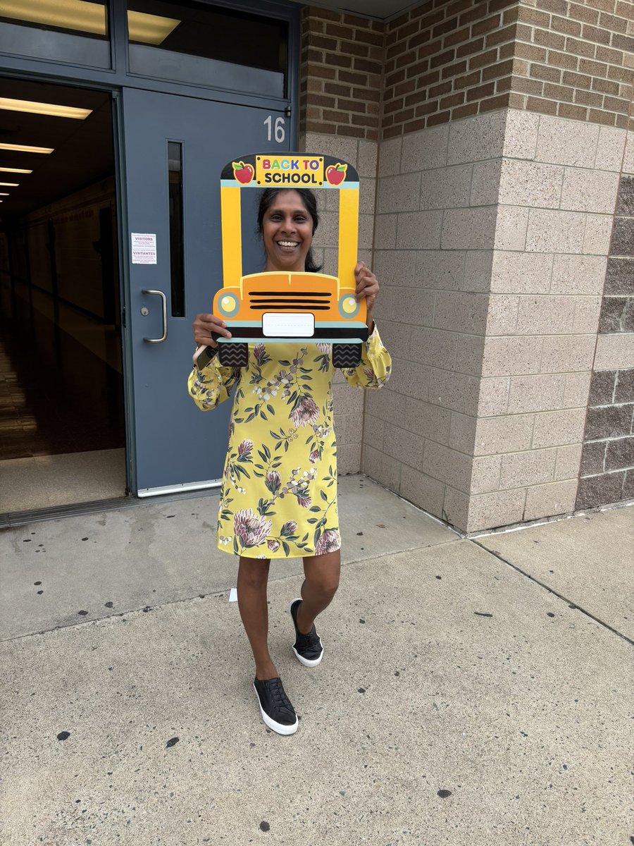 PotomacMS's tweet image. 📸 First day vibes at Potomac Middle! 🎒
New year, fresh starts, and big smiles—#PotomacPride #FirstDayFeels #MiddleSchoolMagic #BackToSchool2025