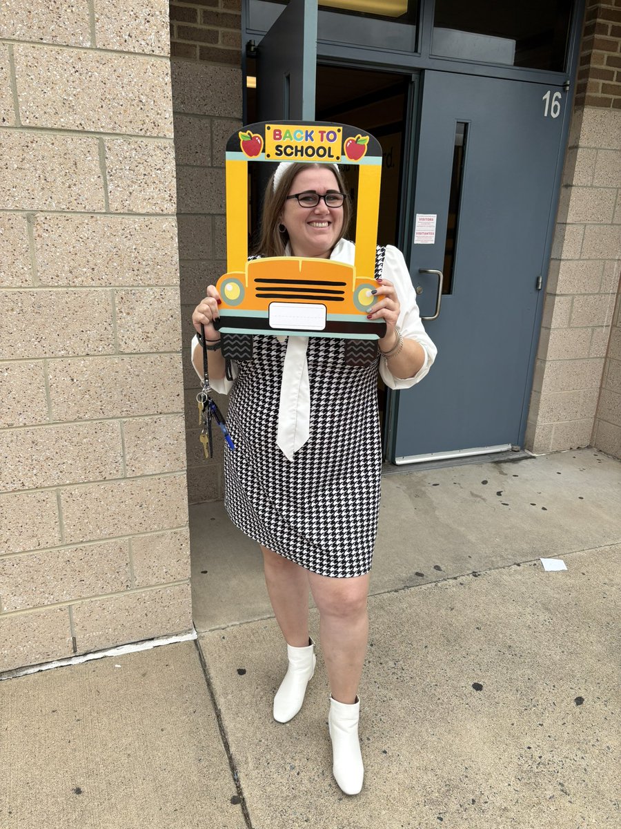 PotomacMS's tweet image. 📸 First day vibes at Potomac Middle! 🎒
New year, fresh starts, and big smiles—#PotomacPride #FirstDayFeels #MiddleSchoolMagic #BackToSchool2025