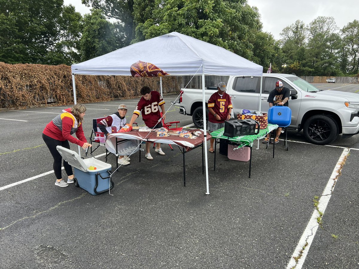 TimReidReporter's tweet image. WASHINGTON COMMANDERS FANS TAILGATING FIRST HOME PRESEASON GAME: Lots of commanders fans are cooking hot dogs and hamburgers getting ready to watch Washington play Cincinnati Bengals at NW Stadium Monday night