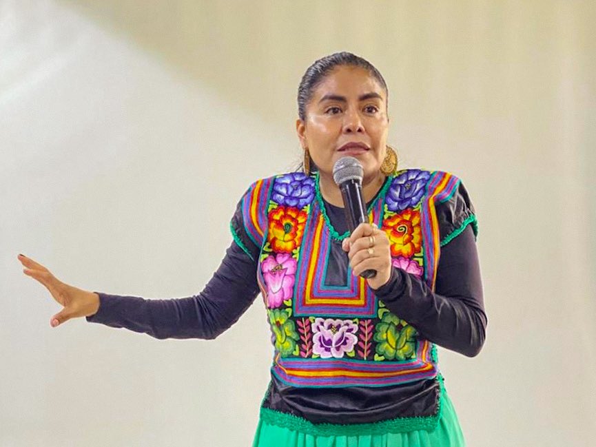 EufrosinaCruz's tweet photo. Hoy inicia el ciclo escolar en @ChristelHouseMX, recordándonos una verdad incómoda: la educación rompe las cadenas que el sistema quiso imponernos. Enseñar no es solo transmitir saberes, es sembrar dignidad, esperanza y futuro en un país que todavía le debe todo a su niñez. Cada niña y cada niño que estudia demuestra que el origen no es destino. Yo también soy prueba de ello. La educación no es asistencialismo, es justicia; no es privilegio, es derecho. Y mientras se le niegue a uno solo, no podemos callar. 🌱📚

Gracias a cada maestra y maestro que, con su entrega diaria, resiste al sistema y siembra futuro. Porque la escuela no solo abre caminos: abre conciencias y enciende sueños. En cada aula se gesta la rebeldía más hermosa: la de niñas y niños que se atreven a creer que su voz importa, que su historia cuenta y que su destino está en sus manos. ✨