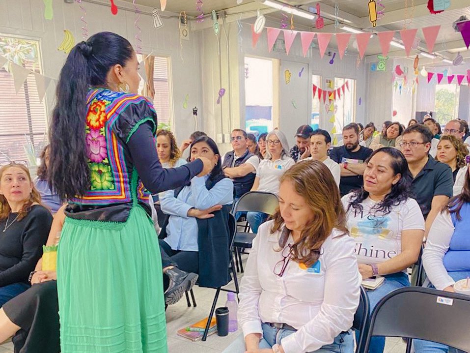EufrosinaCruz's tweet photo. Hoy inicia el ciclo escolar en @ChristelHouseMX, recordándonos una verdad incómoda: la educación rompe las cadenas que el sistema quiso imponernos. Enseñar no es solo transmitir saberes, es sembrar dignidad, esperanza y futuro en un país que todavía le debe todo a su niñez. Cada niña y cada niño que estudia demuestra que el origen no es destino. Yo también soy prueba de ello. La educación no es asistencialismo, es justicia; no es privilegio, es derecho. Y mientras se le niegue a uno solo, no podemos callar. 🌱📚

Gracias a cada maestra y maestro que, con su entrega diaria, resiste al sistema y siembra futuro. Porque la escuela no solo abre caminos: abre conciencias y enciende sueños. En cada aula se gesta la rebeldía más hermosa: la de niñas y niños que se atreven a creer que su voz importa, que su historia cuenta y que su destino está en sus manos. ✨