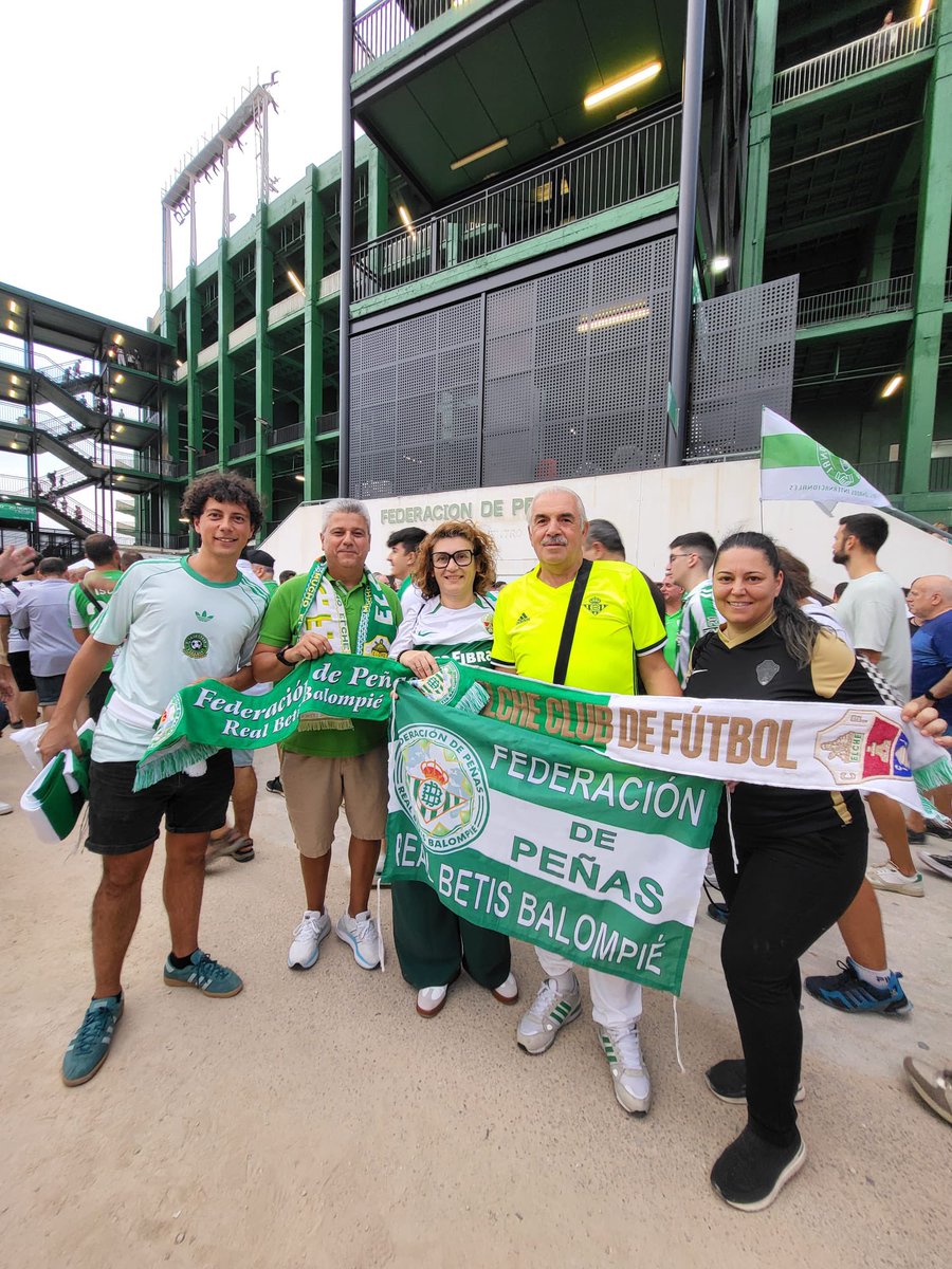 🤝💚⚪ Hoy, previa de un gran partido, hemos compartido un momento de hermandad con la <a href="/FPBeticas/">Fed. Peñas Béticas</a> 
El fútbol nos une y nos recuerda que, más allá de la rivalidad en el campo, lo importante son los valores de respeto, amistad y afición.

¡Que viva la pasión por nuestros colores!