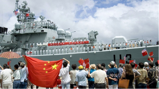 gtranslatornfsc's tweet photo. 中共海军正在惊人崛起，华盛顿该如何应对

8月19日（秘密翻译组）——在国际战略研究领域，一种越来越普遍的看法是：中共正成为一支足以挑战美国的海上力量，其发展轨迹甚至超越了一个世纪��的德意志帝国。美国海军战争学院教授詹姆斯·霍尔姆斯（James Holmes）在最新评论中指出，中共不仅在舰艇数量上全面超越美国海军，更在地缘战略上复制并改进了当年德国海军大臣冯·蒂尔皮茨提出的“风险舰队理论”。

德国的“风险舰队”与失败的教训

19世纪末，德意志帝国希望通过建设一支规模小于英国皇家海军的“风险舰队”，迫使英国在战略上退缩。蒂尔皮茨的计算是：皇家海军必须保持三分之一的数量优势才能确保在北海的决战中胜利。因此，只要德国舰队能达到英国规模的四分之三，就有机会凭借战术与舰艇质量挑战英国。

然而，这一设想在现实中破产。英国迅速削减海外承诺，把资源集中于与德国的造舰竞赛，并采取“远距封锁”战略，避免在北海与德舰决战，从而削弱了德国的战略设想。结果，德国舰队始终未能达到设想中的规模比例，其海上战略也因此陷入被动。

中共的战略复制与超越

霍尔姆斯指出，中共今天的海军建设与百年前的德国颇有相似，却更符合现实需要。不同于德国在英国“家门口”挑战全球最强海军，中共在本土近海构建了规模更大的舰队，并辅以导弹、空军与岸基火力，确保在台海与南海等关键水域实现局部优势。

他强调，这与19世纪末美国海军的处境更为相似。当时的美国依靠马汉的战略思想，只需保证在加勒比与墨西哥湾应对英国或德国的一支远征分舰队即可，而无需在全球范围与皇家海军全面竞争。如今，中共同样只需确保在西太平洋地区拥有压倒美国局部兵力的能力，而无意也无力在全球范围与美国比拼。

美中角力的战略疑问

文章最后提出了一个关键问题：美国是否愿意为台湾、南海航行自由，甚至钓鱼岛等地区性问题，冒险牺牲其作为世界第一海洋强国的地位？霍尔姆斯认为，这正是北京当局希望华盛顿深思的核心。

作者：詹姆斯·霍尔姆斯（James R. Holmes）是美国海军战争学院战略学教授，被誉为“美国海军战略学头号专家”，著有《红星照耀太平洋》（Red Star over the Pacific）等多部关于中共海权与海上战略的著作。他的研究主要聚焦马汉海权理论、中共海军崛起与21世纪的海上战略竞争。