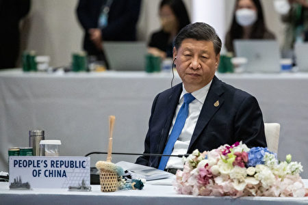 gtranslatornfsc's tweet photo. 中共海军正在惊人崛起，华盛顿该如何应对

8月19日（秘密翻译组）——在国际战略研究领域，一种越来越普遍的看法是：中共正成为一支足以挑战美国的海上力量，其发展轨迹甚至超越了一个世纪��的德意志帝国。美国海军战争学院教授詹姆斯·霍尔姆斯（James Holmes）在最新评论中指出，中共不仅在舰艇数量上全面超越美国海军，更在地缘战略上复制并改进了当年德国海军大臣冯·蒂尔皮茨提出的“风险舰队理论”。

德国的“风险舰队”与失败的教训

19世纪末，德意志帝国希望通过建设一支规模小于英国皇家海军的“风险舰队”，迫使英国在战略上退缩。蒂尔皮茨的计算是：皇家海军必须保持三分之一的数量优势才能确保在北海的决战中胜利。因此，只要德国舰队能达到英国规模的四分之三，就有机会凭借战术与舰艇质量挑战英国。

然而，这一设想在现实中破产。英国迅速削减海外承诺，把资源集中于与德国的造舰竞赛，并采取“远距封锁”战略，避免在北海与德舰决战，从而削弱了德国的战略设想。结果，德国舰队始终未能达到设想中的规模比例，其海上战略也因此陷入被动。

中共的战略复制与超越

霍尔姆斯指出，中共今天的海军建设与百年前的德国颇有相似，却更符合现实需要。不同于德国在英国“家门口”挑战全球最强海军，中共在本土近海构建了规模更大的舰队，并辅以导弹、空军与岸基火力，确保在台海与南海等关键水域实现局部优势。

他强调，这与19世纪末美国海军的处境更为相似。当时的美国依靠马汉的战略思想，只需保证在加勒比与墨西哥湾应对英国或德国的一支远征分舰队即可，而无需在全球范围与皇家海军全面竞争。如今，中共同样只需确保在西太平洋地区拥有压倒美国局部兵力的能力，而无意也无力在全球范围与美国比拼。

美中角力的战略疑问

文章最后提出了一个关键问题：美国是否愿意为台湾、南海航行自由，甚至钓鱼岛等地区性问题，冒险牺牲其作为世界第一海洋强国的地位？霍尔姆斯认为，这正是北京当局希望华盛顿深思的核心。

作者：詹姆斯·霍尔姆斯（James R. Holmes）是美国海军战争学院战略学教授，被誉为“美国海军战略学头号专家”，著有《红星照耀太平洋》（Red Star over the Pacific）等多部关于中共海权与海上战略的著作。他的研究主要聚焦马汉海权理论、中共海军崛起与21世纪的海上战略竞争。