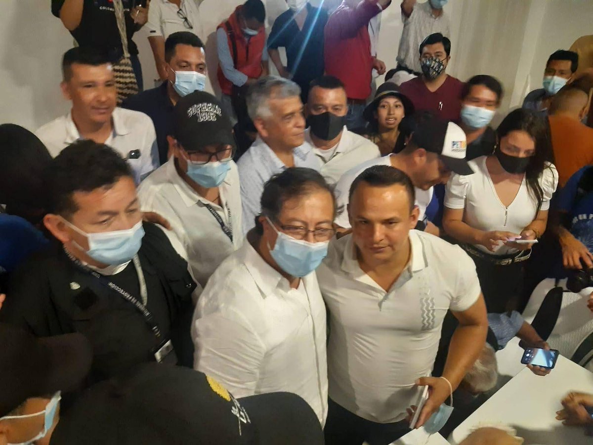 Tengo una tristeza enorme, asesinaron a Erlery Velasco, líder campesino del Pacto Histórico y Colombia Humana, ex candidato a la Alcaldía de Balboa, defensor del río Patía contra de la minería depredadora que viene destruyendo de manera impune este ecosistema.

Sigo 🧵