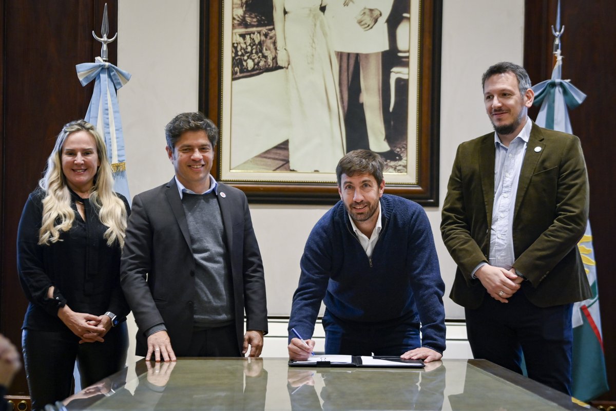 Junto a <a href="/Kicillofok/">Axel Kicillof</a> firmamos acuerdos con 16 municipios de diferentes regiones bonaerenses para que adquieran equipamiento a través <a href="/PciaLeasing/">Provincia Leasing</a>.

Hay ambulancias, camiones, maquinaria vial, equipamiento médico y luminarias LED para alumbrado público, entre otros bienes.