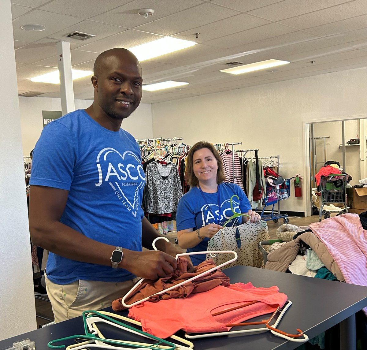 JascoProducts's tweet photo. Last Saturday members of our team volunteered at Skyline Urban Outreach, which supports community members with resources like a Food Resource Center, Mobile Pantry, Eye Clinic, and more. On Saturday, our volunteers helped bag groceries, restock shelves, and organize donations.💙 https://t.co/x8efg6ZAL6