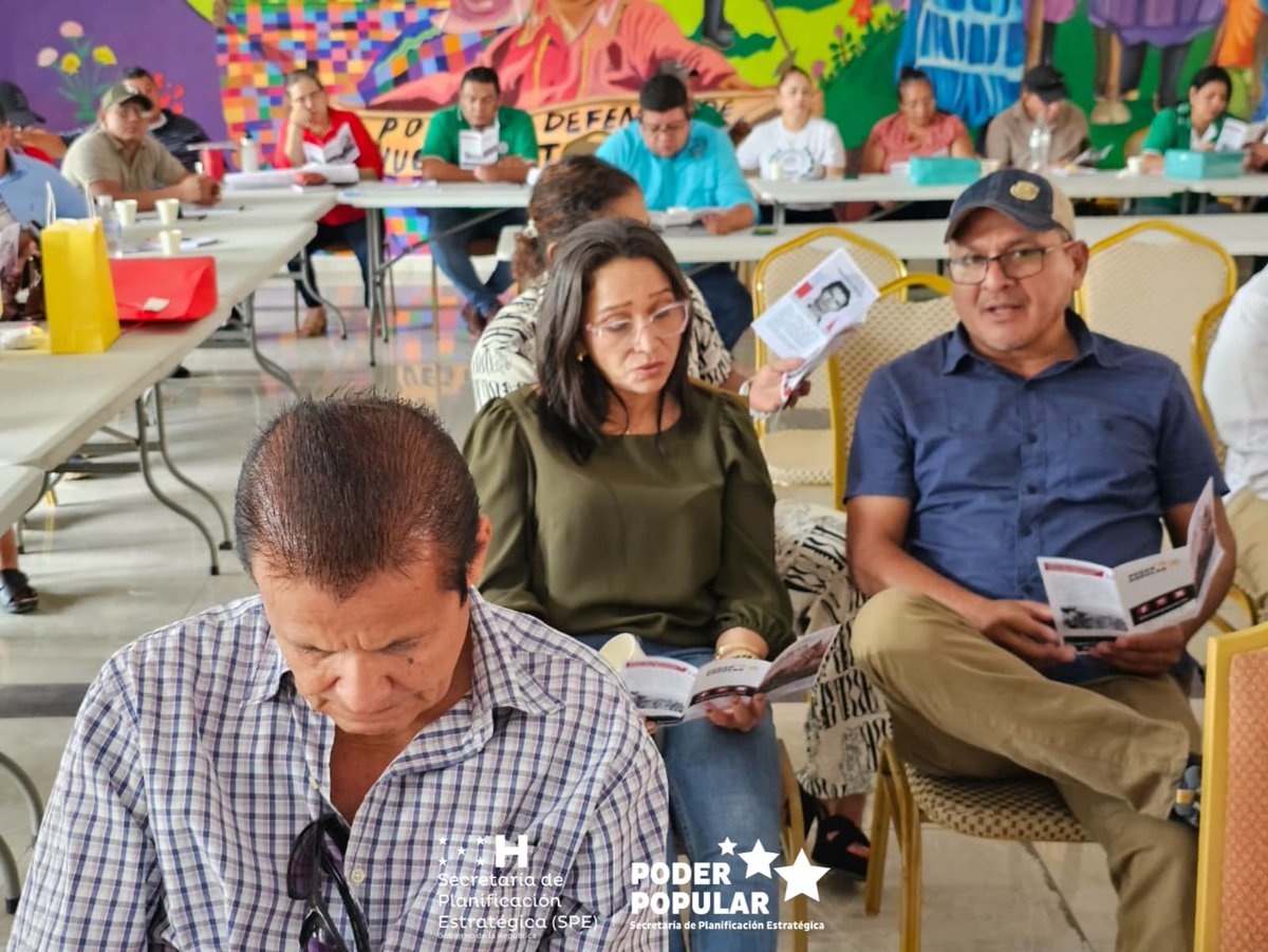 PoderPopularhn's tweet photo. 🎬 #Cineforo|| Exhibición de 𝔼ℂ𝕆𝕊 𝔻𝔼 𝕃𝔸 𝕄𝔼𝕄𝕆ℝ𝕀𝔸: víctimas de la Doctrina de Seguridad Nacional ante +60 representantes del #SITRAINA en su reunión de revisión de planes de trabajo.

18.8.2025 ECOSOL, Siguatepeque https://t.co/hc6tZNtgKn