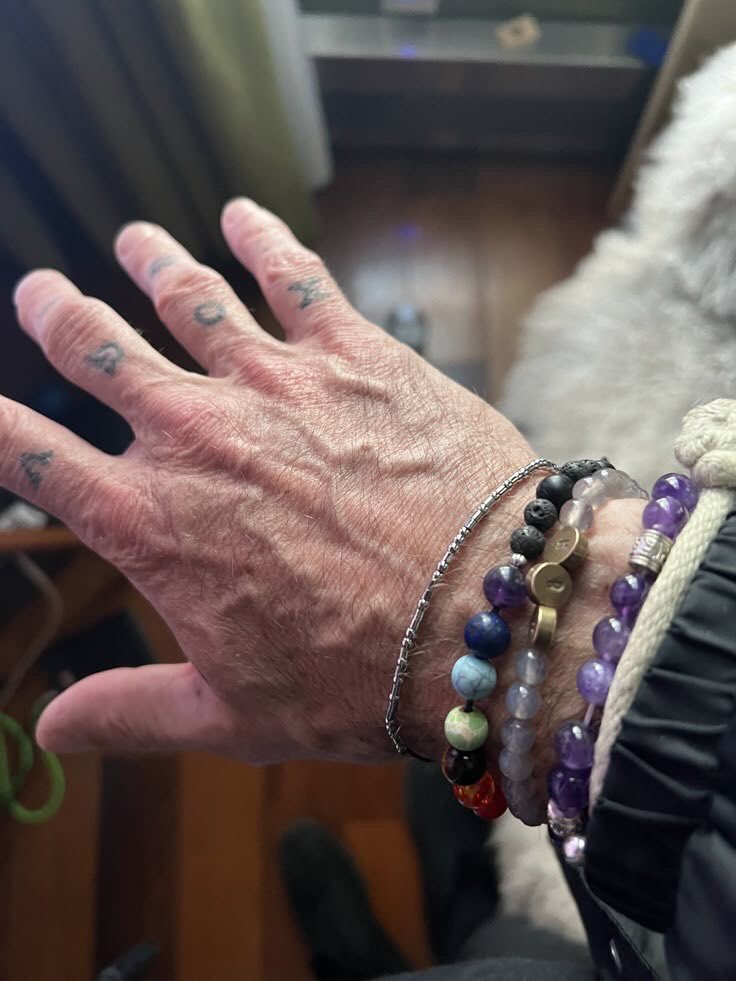 Need this hand on my neck #jeffreydeanmorgan